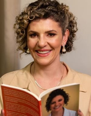 Dra. Andrine Mignoso com seu livro “Autoestima e Identidade: despertar o melhor de si”.