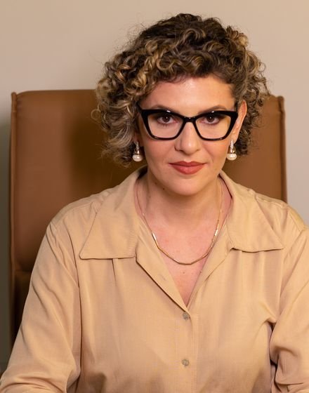 Dra. Andrine Mignoso em seu consultório, durante atendimento.